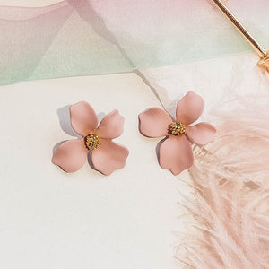 New 2018 Resin earrings Women Stud Earrings Small Fresh Earrings white rose pink Color Flowers Fashion Women Hyperbole Jewelry